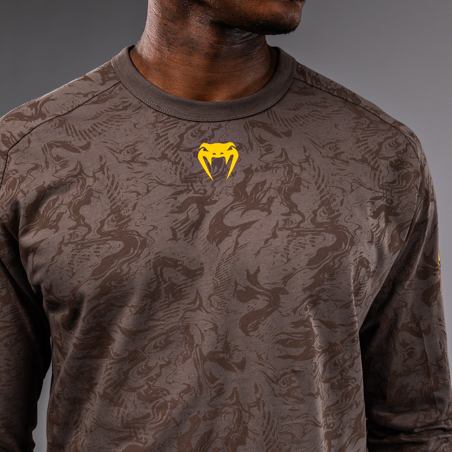 T-shirt à Manches Longues pour Hommes UFC Fusion by Venum Fight Week - Marron Terrestre – Image 6