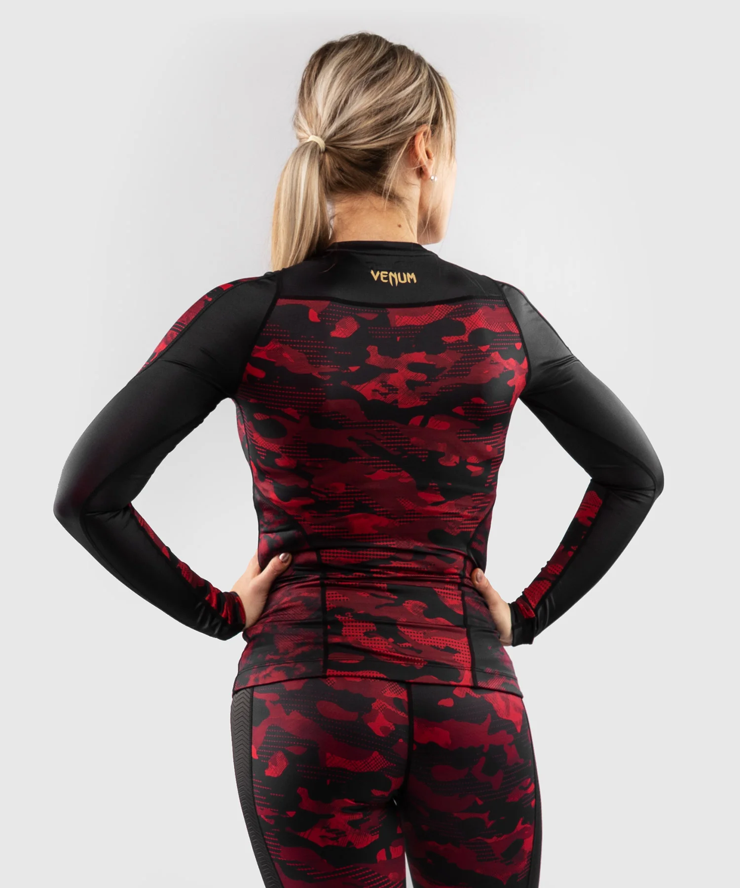 Rashguard manches longues Venum Defender – pour femmes - Noir/Rouge – Image 4