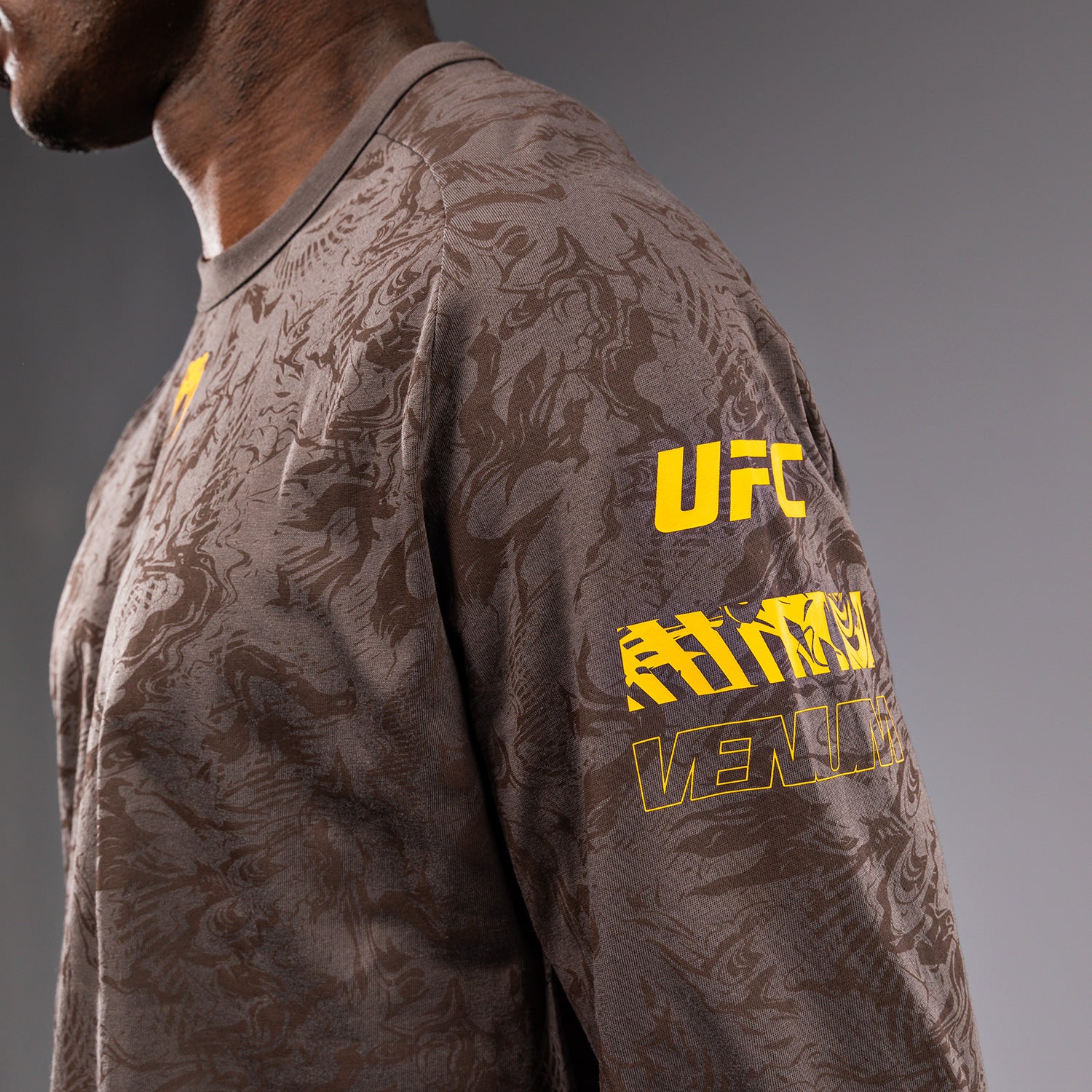T-shirt à Manches Longues pour Hommes UFC Fusion by Venum Fight Week - Marron Terrestre – Image 7