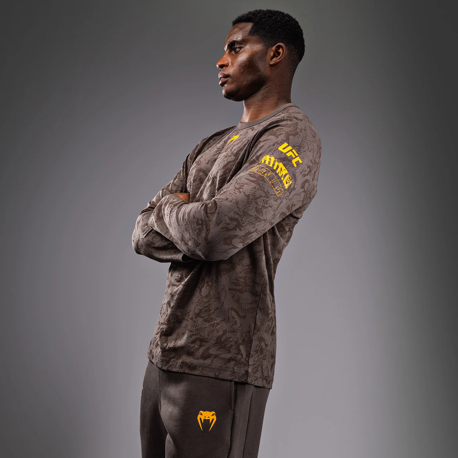 T-shirt à Manches Longues pour Hommes UFC Fusion by Venum Fight Week - Marron Terrestre – Image 3