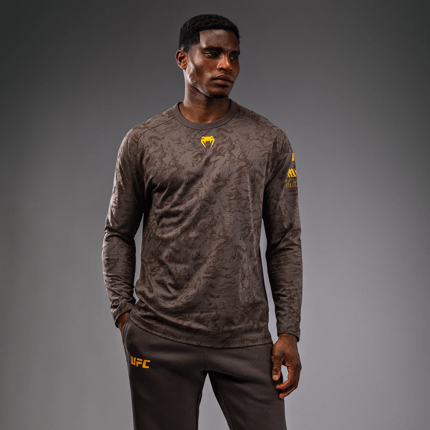 T-shirt à Manches Longues pour Hommes UFC Fusion by Venum Fight Week - Marron Terrestre – Image 2