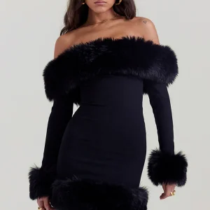 Robe courte avec fourrure noire